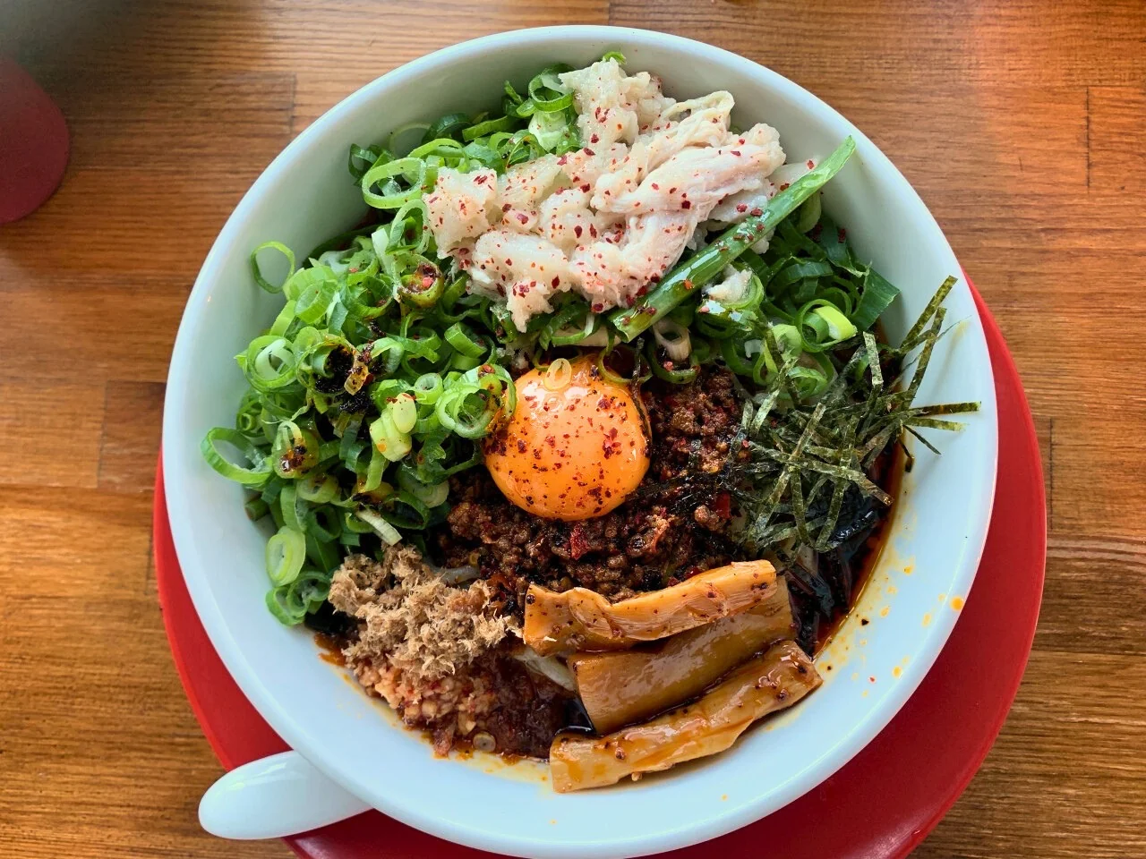 具材をたっぷりのせた喜楽亭の一杯