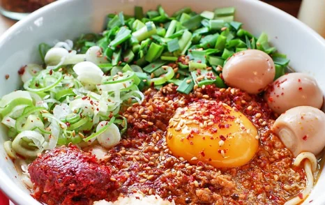 卵黄と辛味がのった旨辛ラーメン