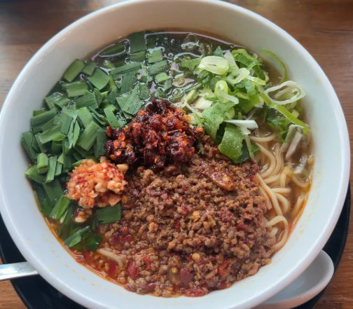 ミンチとニラをのせた台湾バスラーメン